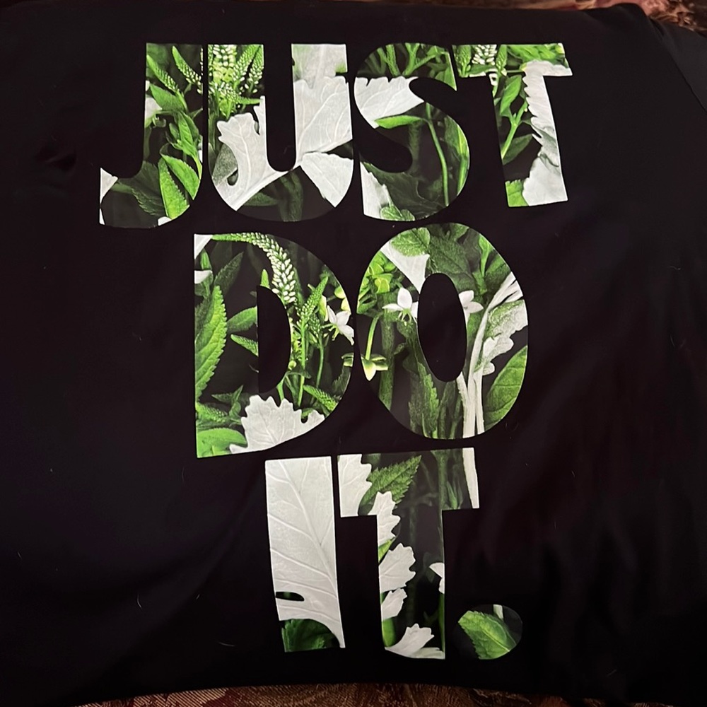 BRand new Nike palm tree  garden design tshirt